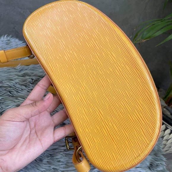 🤗CUTE💛Auth Louis Vuitton Yellow Epi Backpack 🎒 - Picture 8 of 16